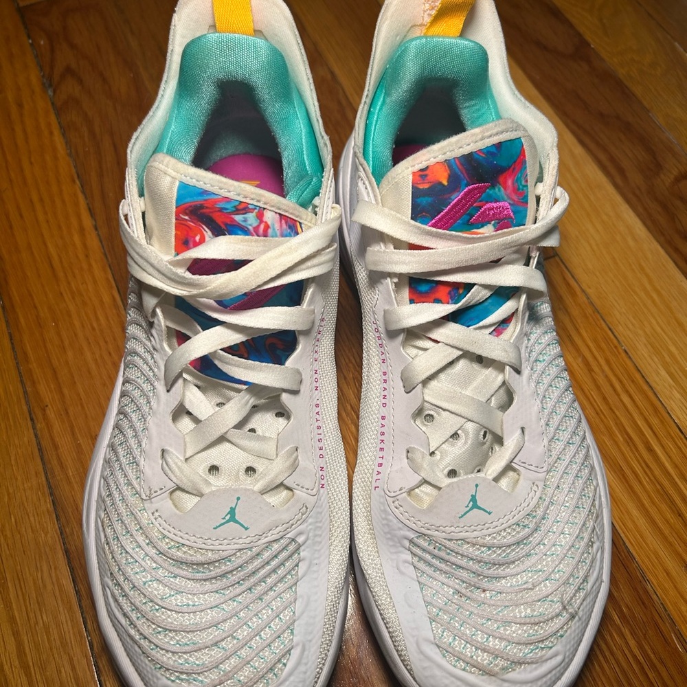 Jordan Athletic Shoes White and Teal - Picture 2 of 6